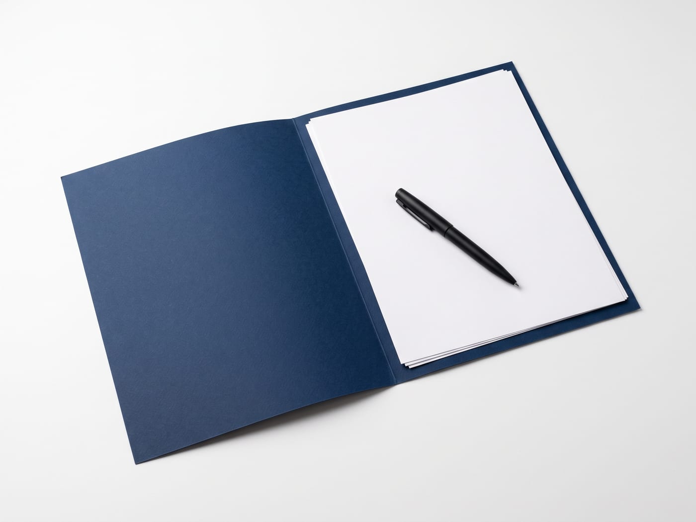 Carpeta de contrato abierta con un bolígrafo